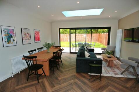 22 Lynwood Living Area.jpg