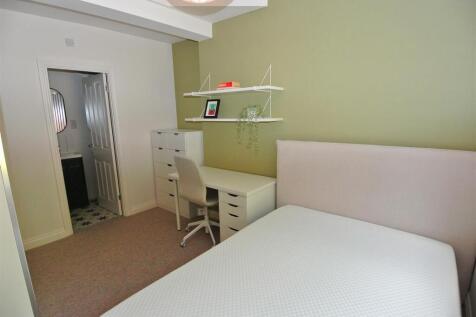 22 Lynwood Bedroom 2.jpg