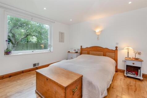 Bedroom 1b.jpg