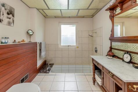 Bathroom.jpg