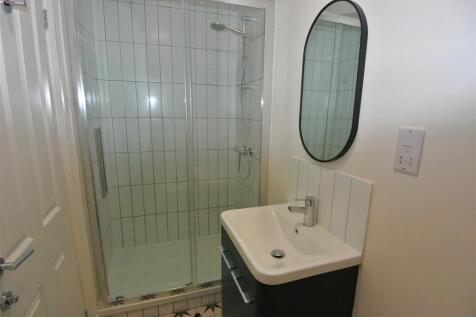 Bedroom 1 En Suite a.JPG