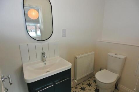 Bedroom 1 En Suite.JPG