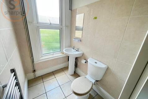 5. bathroom.jpeg