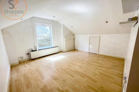 7. living room.jpeg