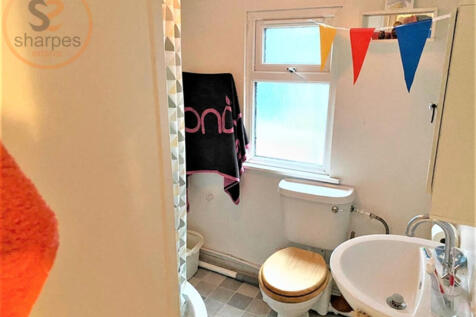 studio 1 toilet.jpeg