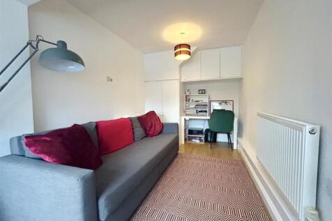 Image 4 - 6 Wood End.jpg