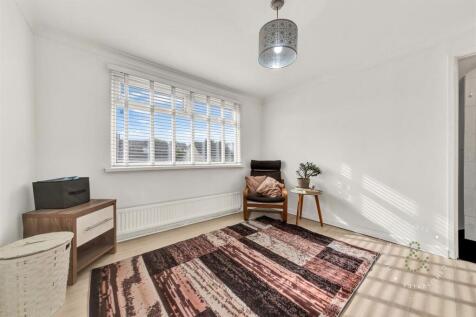 Brundall-Crescent-01.jpg