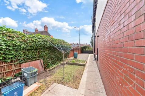 Thompson-Avenue-39.jpg