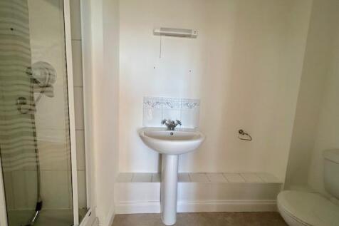 18 St Michaels Place ensuite.jpg