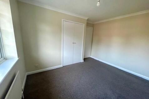 13 Cambrian Close bedroom 2.jpg