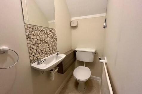 13 Cambrian Close cloakroom.jpg