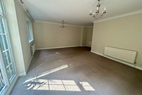 13 Cambrian Close lounge 2.jpg