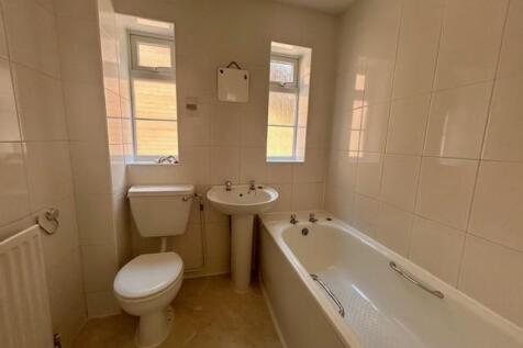 13 Cambrian Close bathroom.jpg