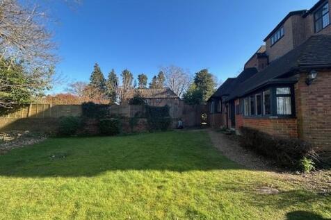 12 Tudor Hall garden.jpg