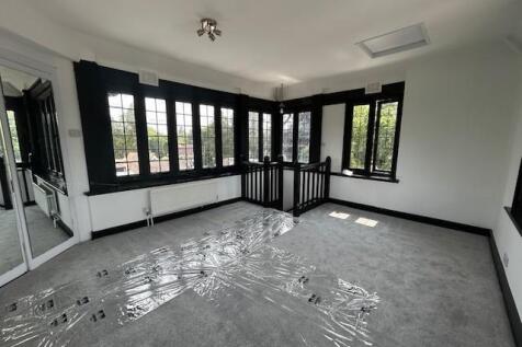 12 Tudor Hall top room 2.jpg