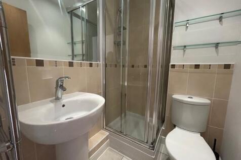 83 Elmhurst Court ensuite.jpg