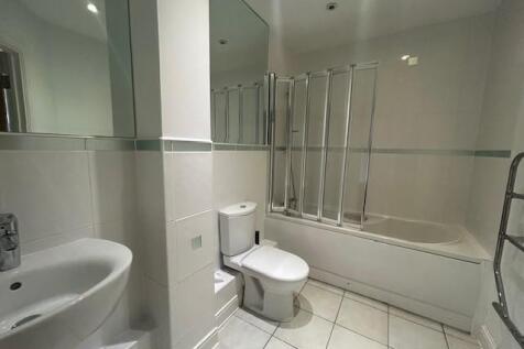 83 Elmhurst Cout bathroom.jpg