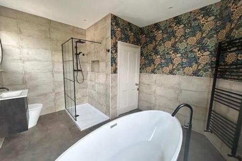 86a Alexandra Road bathroom.jpg