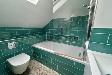 86a Alexandra Road bathroom 2.jpg