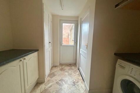 13 The Fairway utility room.jpg