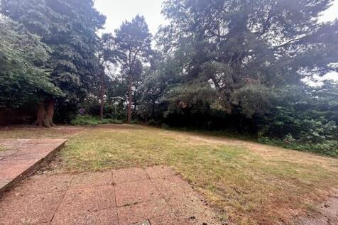 13 The Fairway garden.jpg