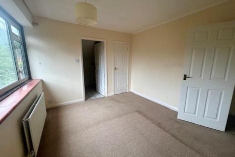 13 The Fairway bedroom.jpg