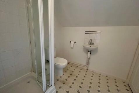 13 The Fairway shower room.jpg