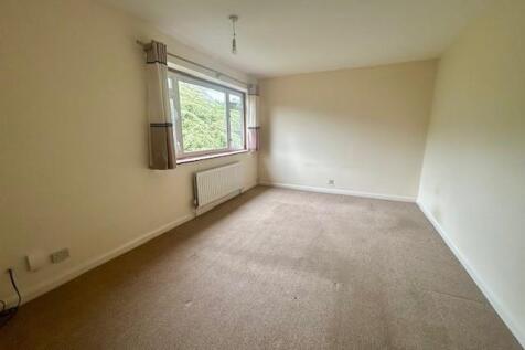 13 The Fairway bedrom 3.jpg