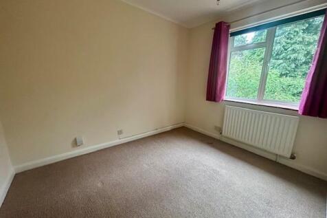 13 The Fairway bedroom 4.jpg