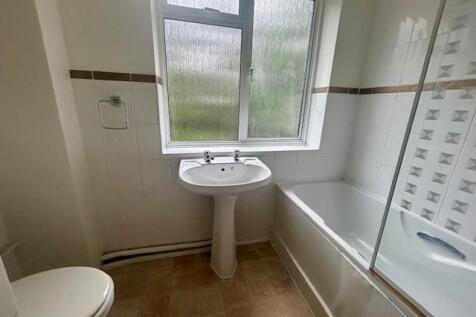 13 The Fairway bathroom.jpg