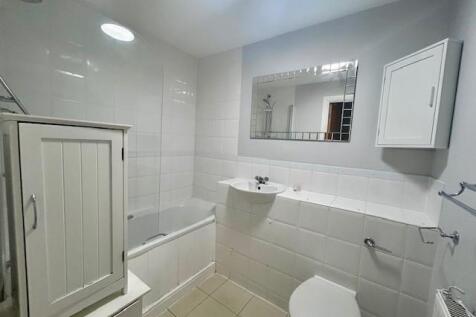 42 Calloway House bathroom.jpg