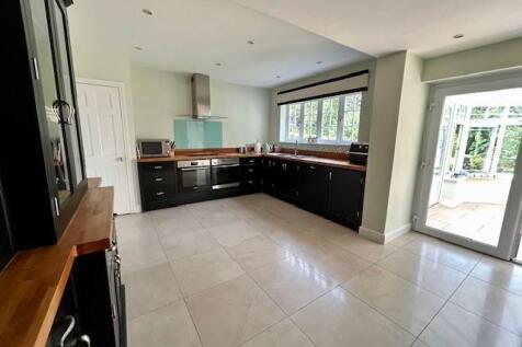 7 Devonshire Drive kitchen 1.jpg