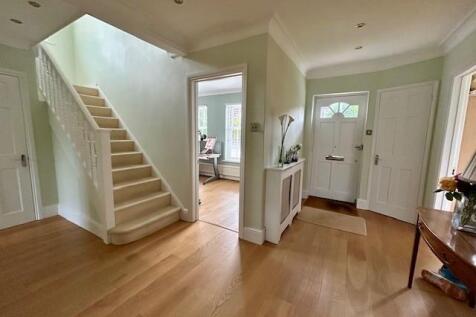 7 Devonshire Drive entrance hall.jpg