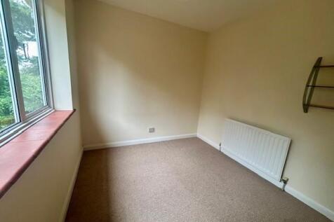 13 The Fairway bedroom 3.jpg