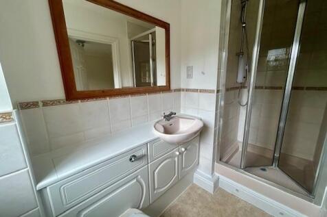 42 Markham Court ensuite.jpg