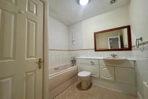42 Markham Court bathroom.jpg