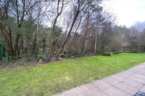 17 Drifters drive communal garden.jpg