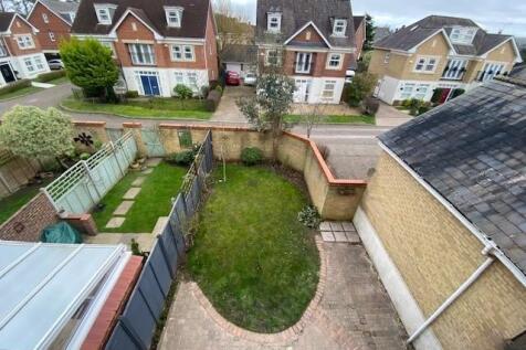 17 Drifters drive garden.jpg