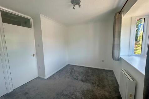 4 Francis Court bedroom.jpg