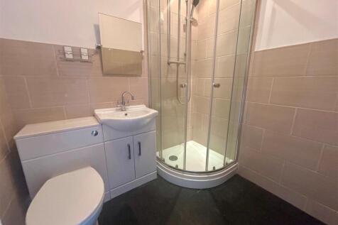 4 Francis Court bathroom.jpg