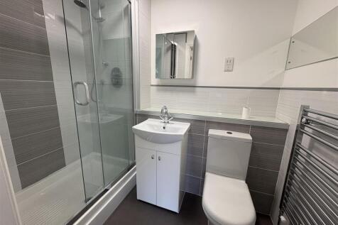 1 Clarendon Place ensuite shower.jpg