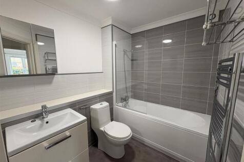 1 Clarendon Place main bathroom.jpg