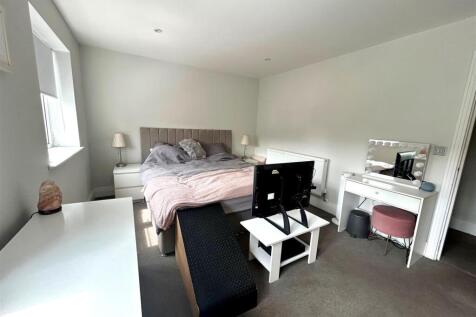 3 langdon Court bedroom1.jpg