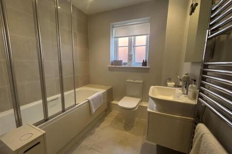 4 Langdon Court bathroom.jpg