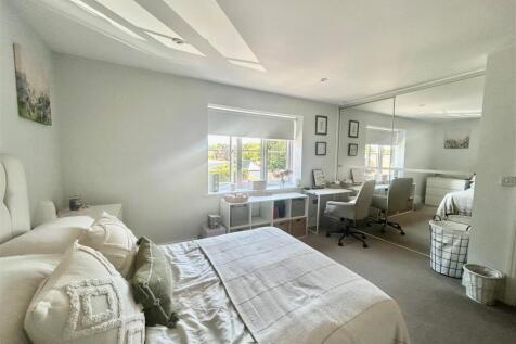 4 langdon Court bedroom.jpg