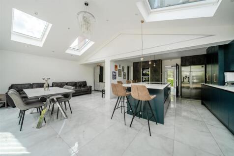 3 Croft Way kitchen 5.jpg