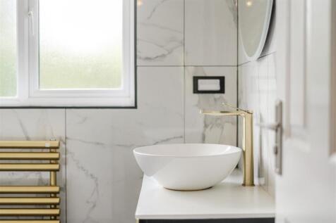 3 Croft Way bathroom.jpg
