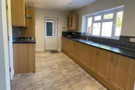 33 Cedar Road kitchen 2.jpg