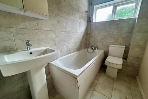 120 Henley Drive bathroom.jpg