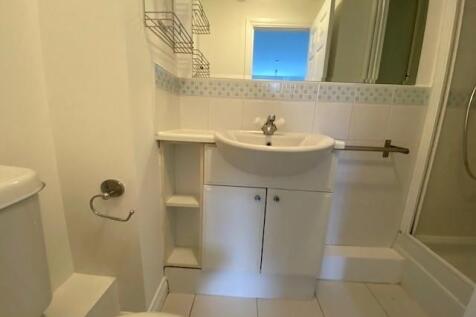17 Drifters Drive ensuite 2.jpg